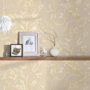 Creme-weiße florale Textiltapete mit Ranken und Ornamenten für Wohn- und Schlafzimmer.
