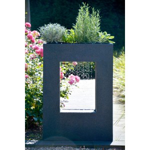 Großer, rechteckiger Gartenbrunnen mit Bepflanzung und Wasserspiel, Polyresin, 76cm hoch.
