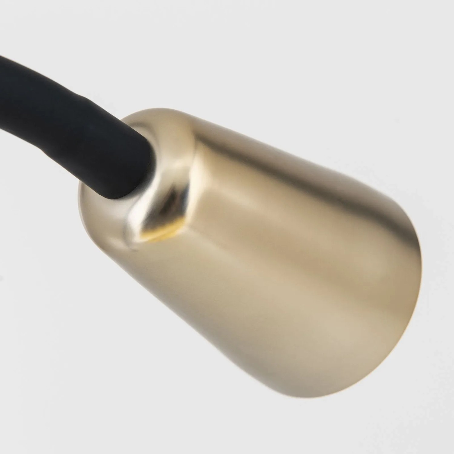 Orion Klemmleuchte Dotty: goldener Metallkopf, schwarzer Schwanenhals. Flexible Innenleuchte GU10.