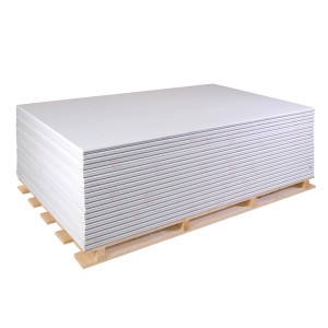 Stapel Rigips Feuerschutzplatten, 15mm, auf Palette. Gipskartonplatten für Wand- und Deckensysteme.
