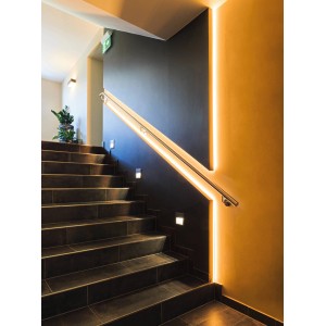 Beleuchtete Treppe mit Eglo LED Stripe-Z. Das smarte Lichtband sorgt für indirekte Beleuchtung.