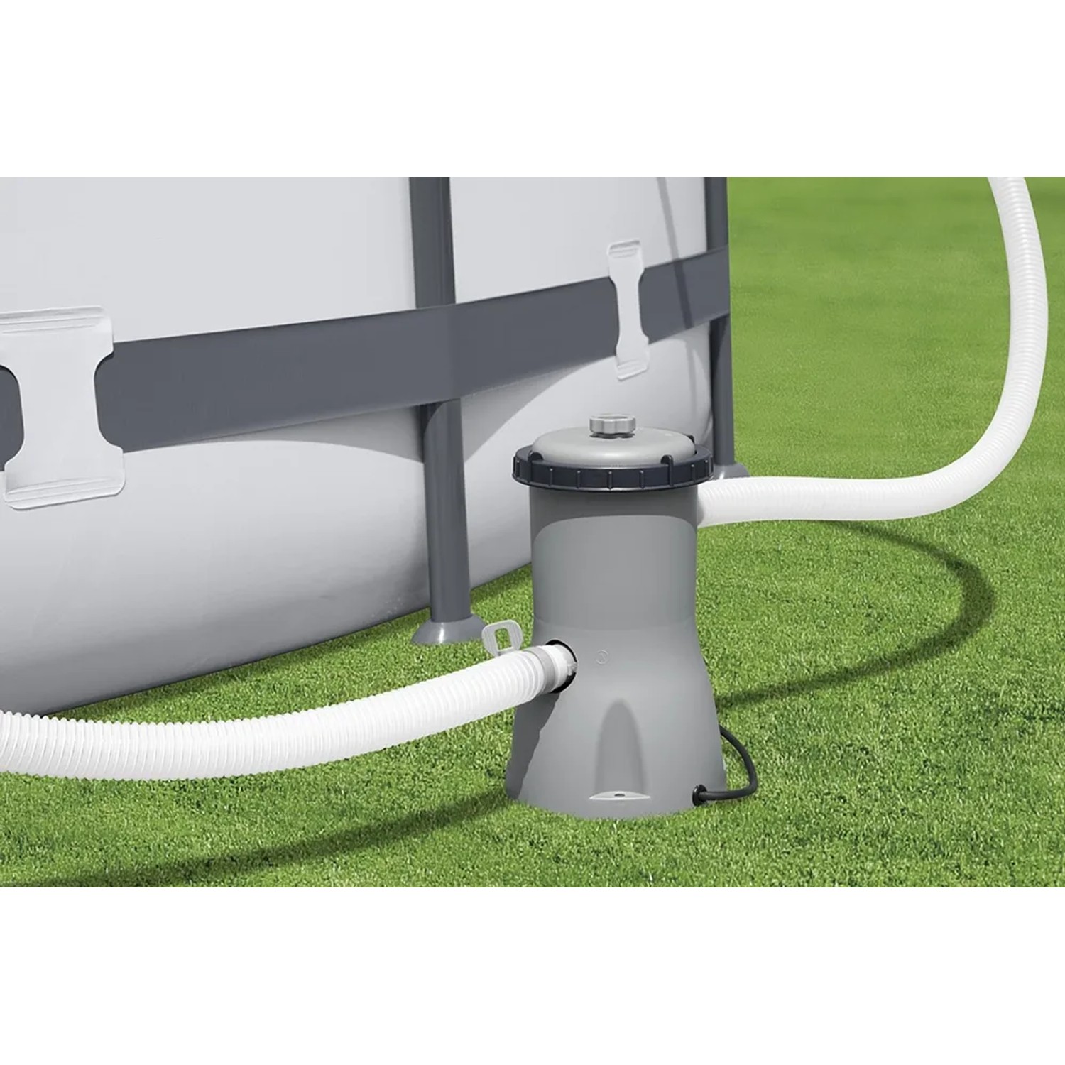 Bestway 800 gal Pool Filterpumpe neben Pool mit Schläuchen auf Rasen.