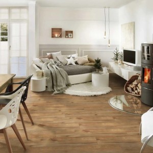 Wohnraum mit Project Floors Klebe-Vinylboden Home/20 in Eichenholzoptik.
