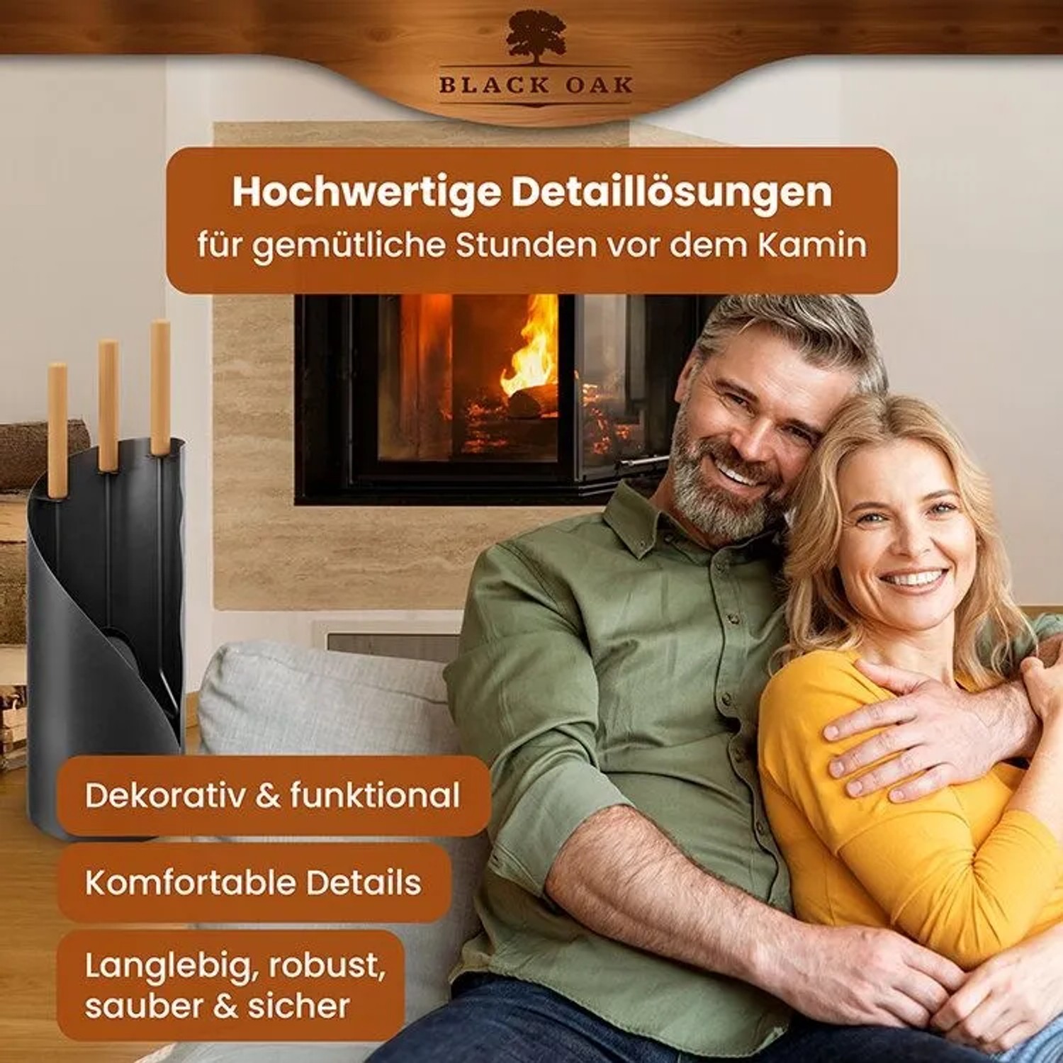 Schlankes, schwarzes BLACK OAK Kaminbesteck VAIL (4-teilig) mit Ständer vor Kamin und Paar.