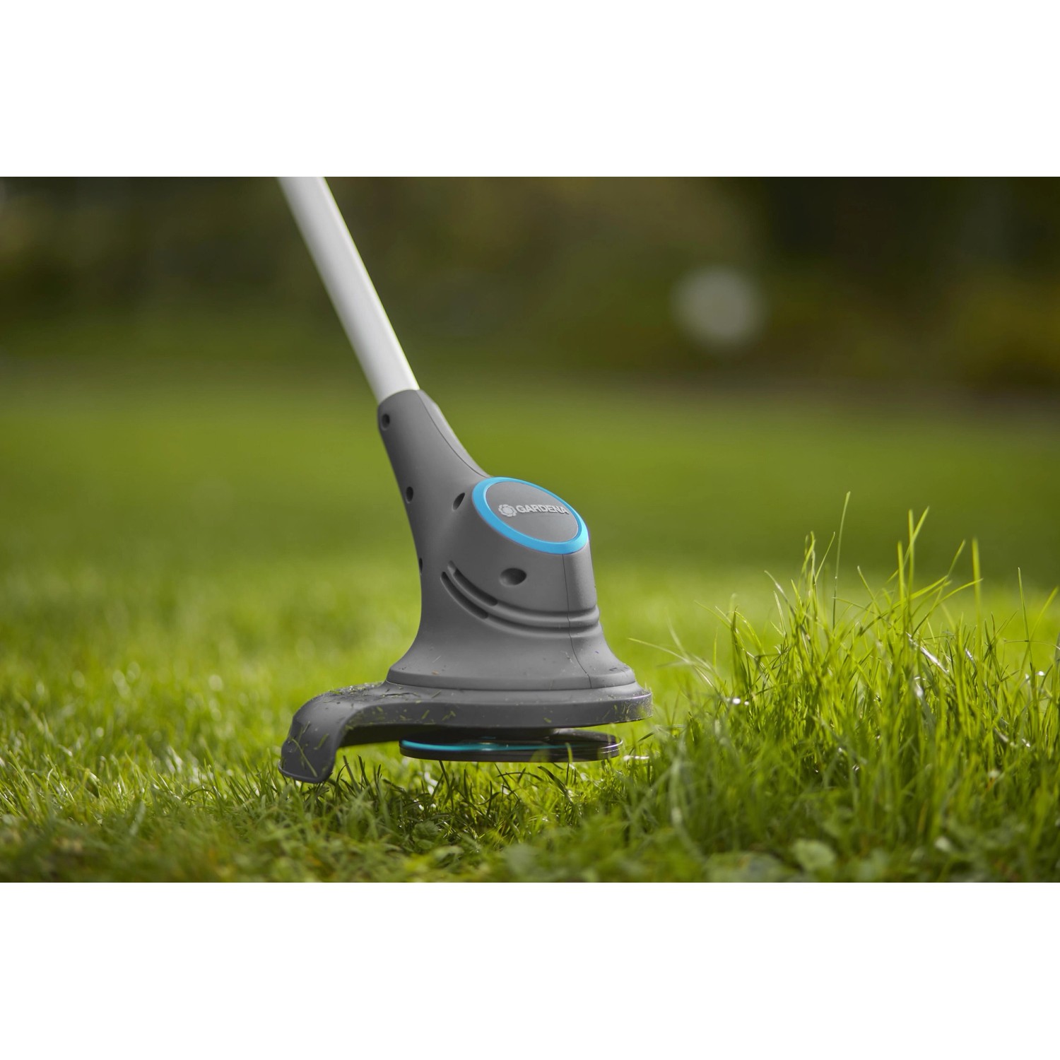 Gardena Akku-Rasentrimmer SmallCut 23/18V beim Trimmen von Rasenkanten.