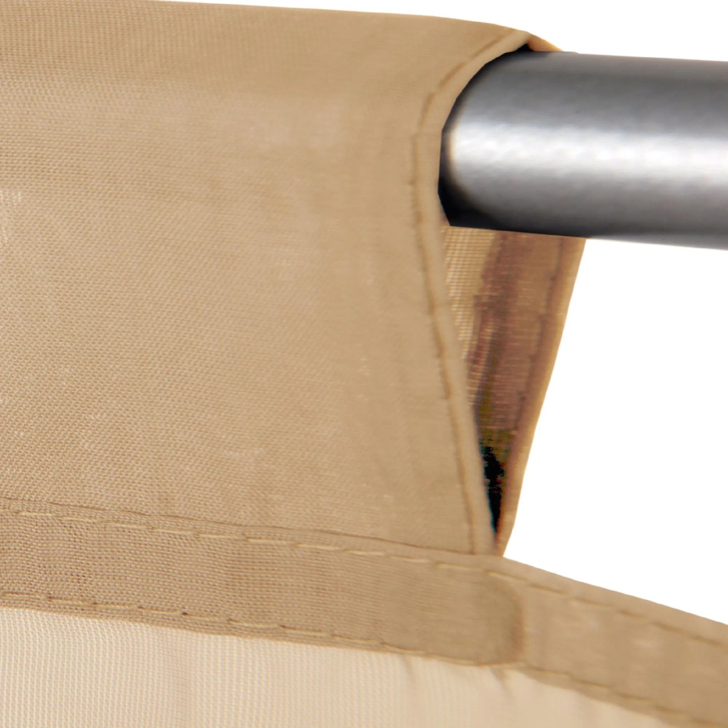 Beige Bistrogardine mit Raffoptik und Stangendurchzug am Fenster.