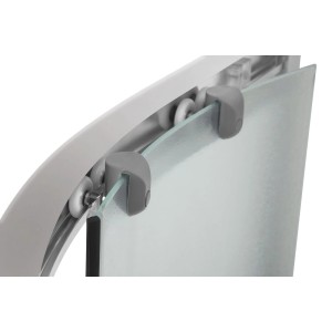 KOLMAN Duschkabine: Detail des gebogenen Chromprofils und der Rollen für die Transparentglas-Schiebetür.