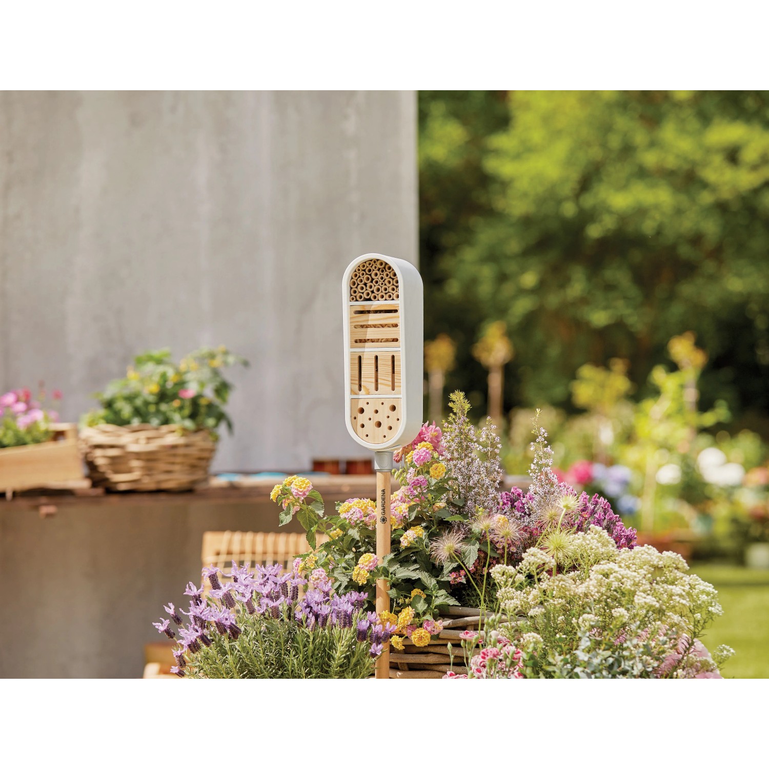 Gardena Insektenhotel ClickUp! im Garten, Nist- und Überwinterungshilfe für Insekten.