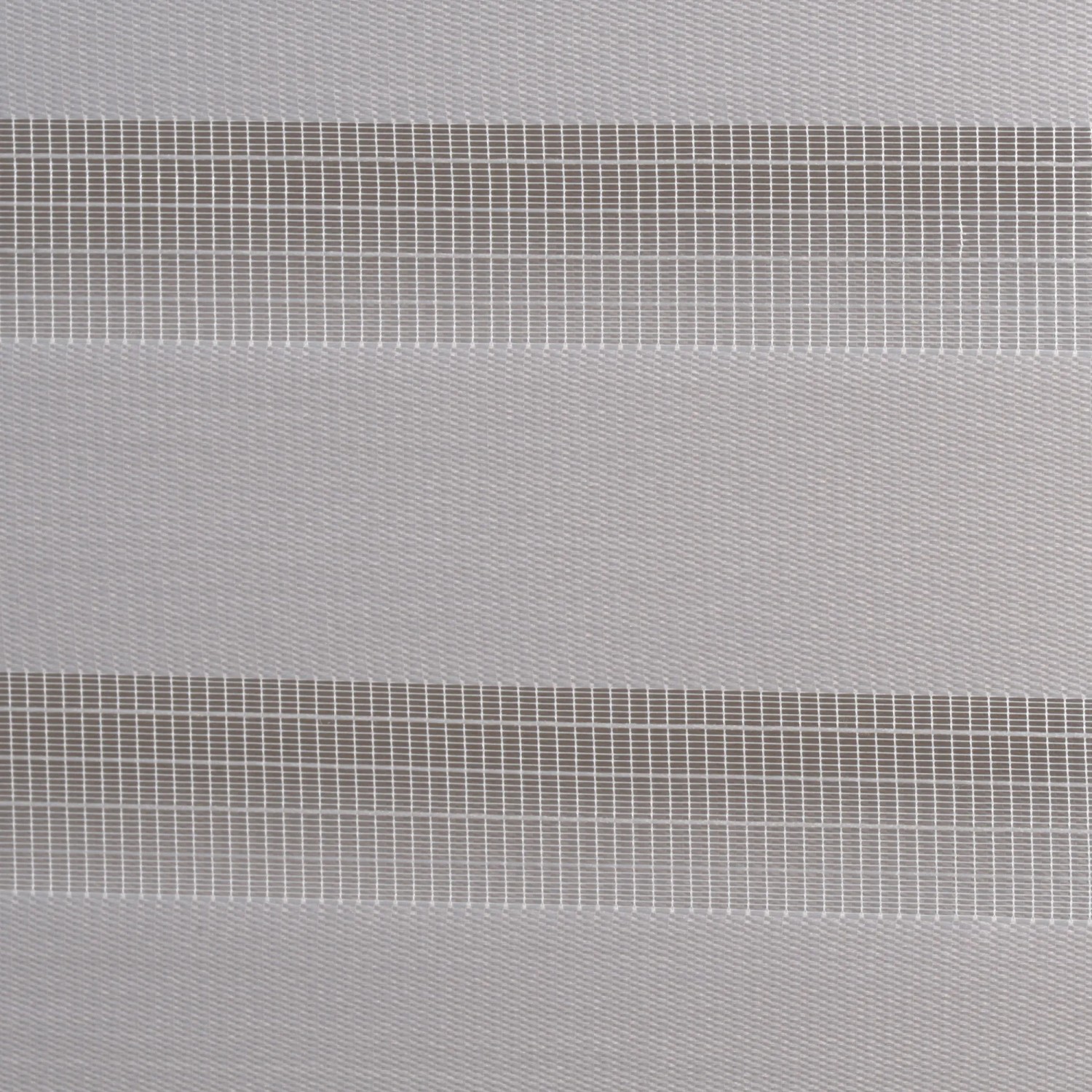 Graues Sol Royal Doppelrollo SolDecor DL2, Detailansicht der Stoffstruktur mit transparenten und blickdichten Streifen.