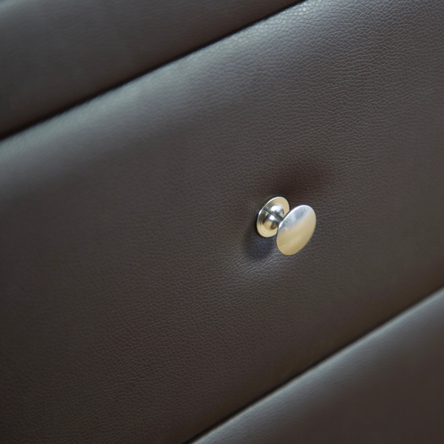 Detailaufnahme: Brauner Homestyle4u Nachttisch mit Schublade und silberfarbenem Griff.