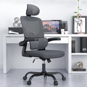Dunkelgrauer ergonomischer Bürostuhl mit Netzrücken, Kopfstütze, klappbaren Armlehnen und Rollen für Home Office.