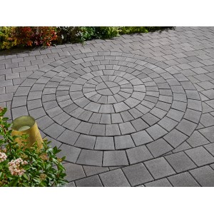 Kreisförmiges Pflaster Casalina in Vulkananthrazit, ideal für Gartenwege und Terrassen.