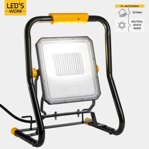 LED's Work LED-Baustrahler, 50W, 7000lm, 4000K, IP54, IK08, mit robustem, schwarzem Gestell und gelbem Griff.