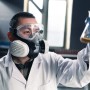 Mann mit Dräger Halbmaske X-plore 3300 Chemiearbeiterset und Schutzbrille im Labor.