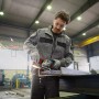 Mann schleift Metall mit dem Bosch Professional Winkelschleifer GWS 14-125 Solo.