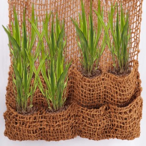 Aquagart Pflanztasche aus Kokos mit 8 Taschen, bepflanzt mit grünen Pflanzen.
