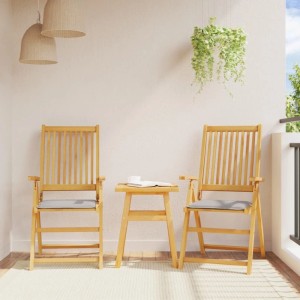 Set aus 4 hellgrauen, quadratischen Garten-Sitzkissen auf Holzstühlen auf einem Balkon. Komfortable Gartenstuhlauflagen.