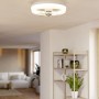 Weißer Eglo LED-Deckenventilator Castaic, Ø 50 cm, mit integriertem Licht an der Decke im Wohnraum.