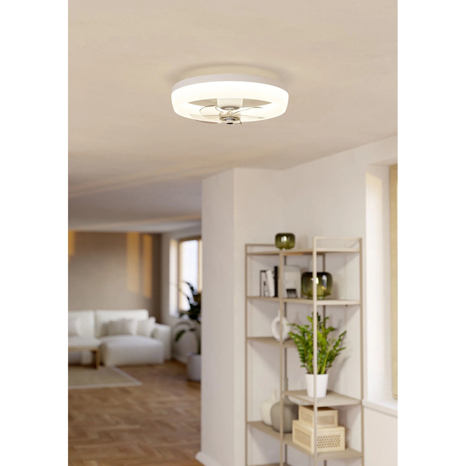 Weißer Eglo LED-Deckenventilator Castaic, Ø 50 cm, mit integriertem Licht an der Decke im Wohnraum.