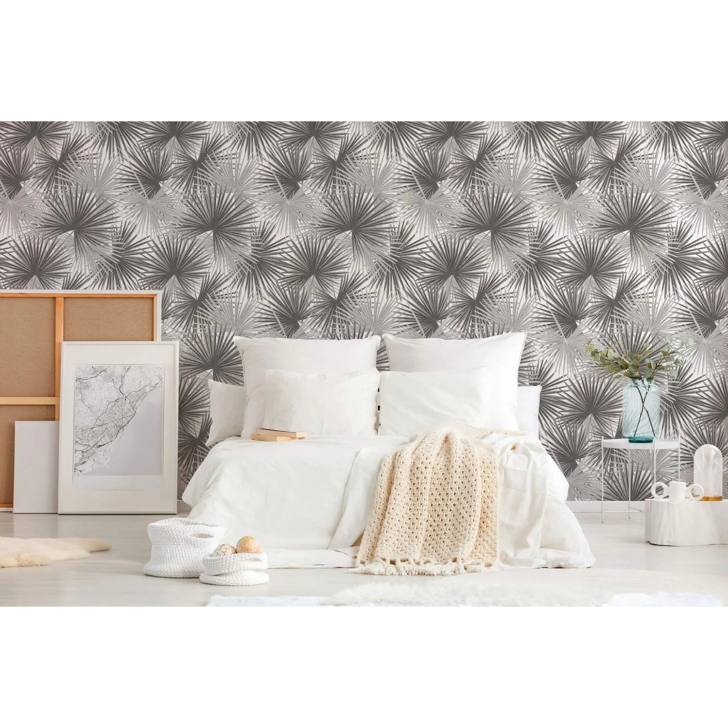 PROFHOME Fototapete mit Dschungelmotiv in Grau, Creme-Weiß und Beige im Schlafzimmer.