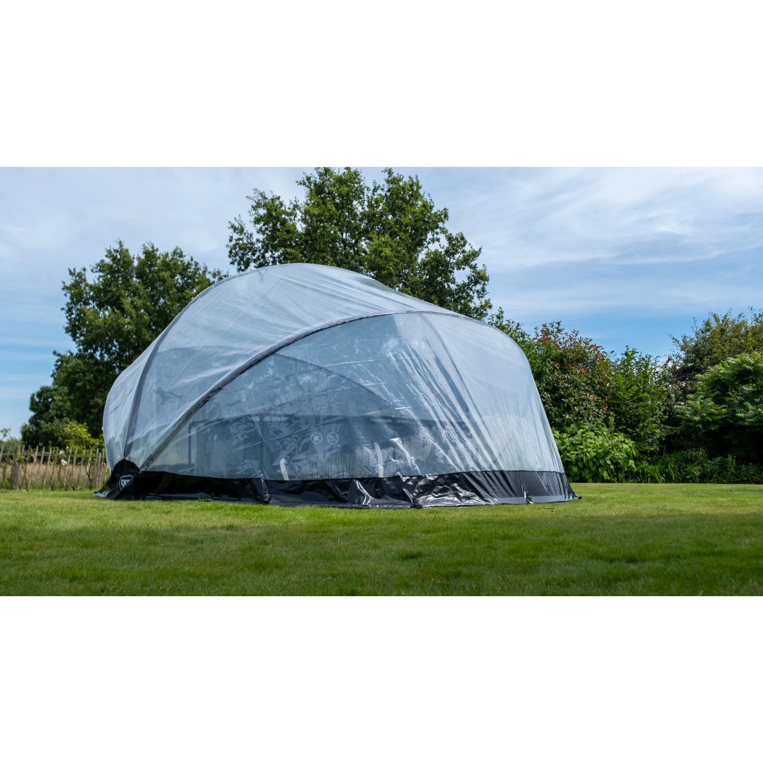 Exit Pool Abdeckung ECO Ø 550 cm auf Rasen, transparente Poolüberdachung für Aufstellpools.