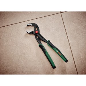 Bosch Wasserpumpen-Zange 250 mm mit grün-schwarzen Griffen auf Fliesen.
