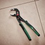 Bosch Wasserpumpen-Zange 250 mm mit grün-schwarzen Griffen auf Fliesen.