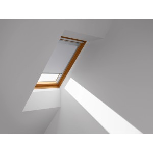 Graues Velux Verdunkelungsrollo DBL C02 4204 für ältere Dachfenster.
