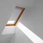 Graues Velux Verdunkelungsrollo DBL C02 4204 für ältere Dachfenster.