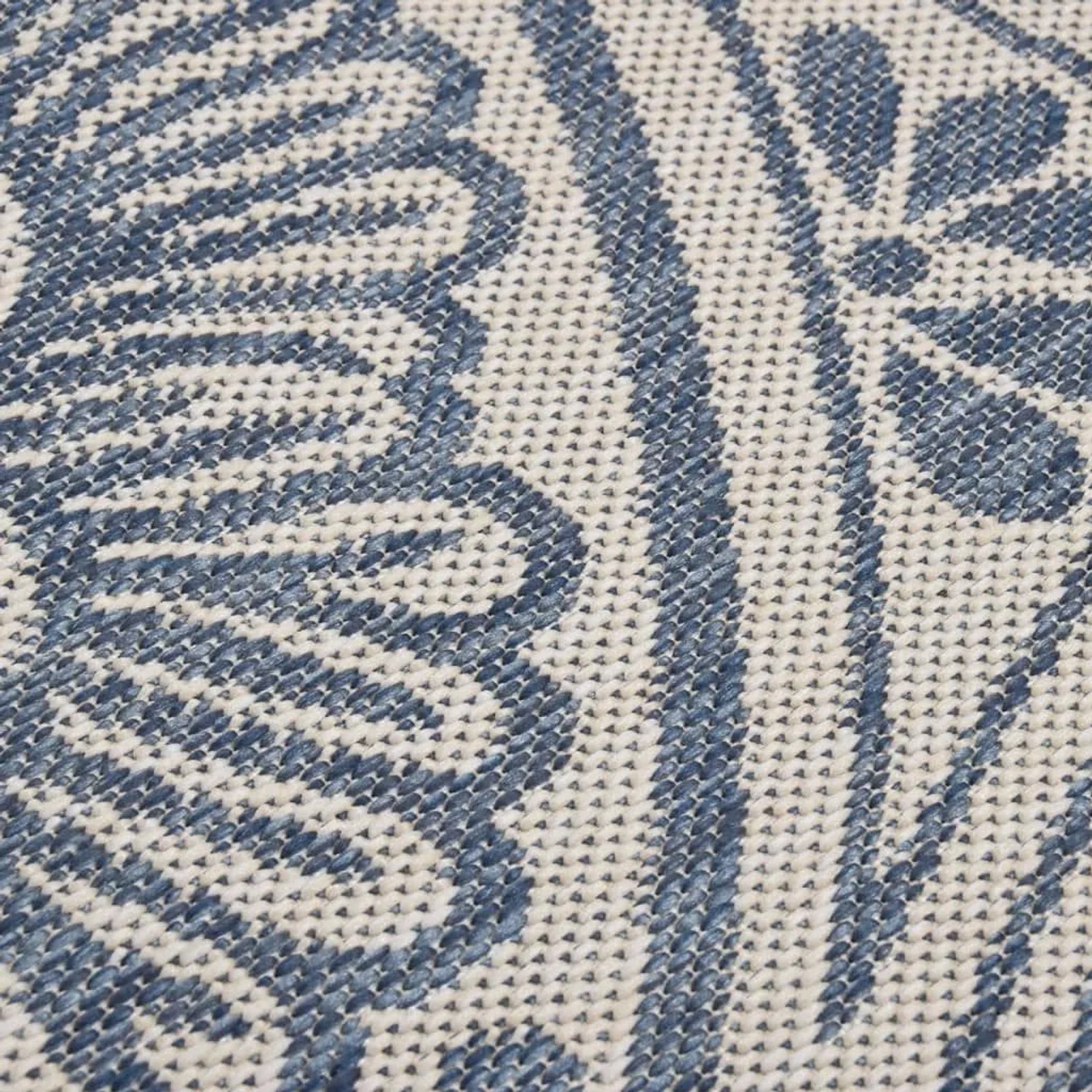 Blauer Outdoor-Teppich mit Flachgewebe und weißem, abstraktem Muster. Strapazierfähiger Teppich für draußen.
