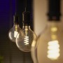 Philips Hue Filament Lampe E27 G125, dimmbar, warmweißes Licht im Retro-Look.