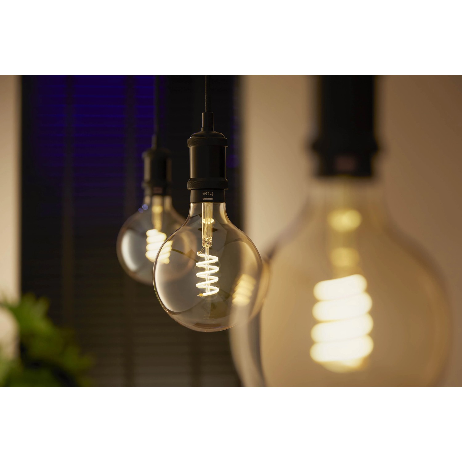 Philips Hue Filament Lampe E27 G125, dimmbar, warmweißes Licht im Retro-Look.