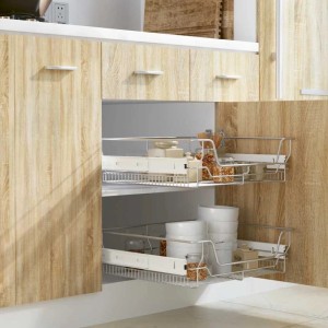 Zwei silberne Korbauszüge aus verchromtem Stahldraht in einem Küchenschrank, gefüllt mit Küchenutensilien. Ideal für 60 cm Schränke.