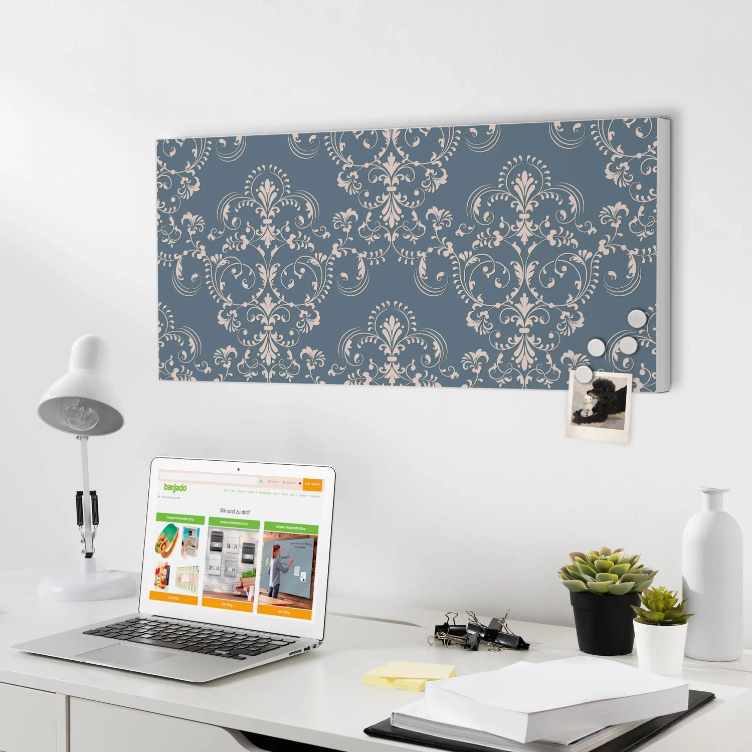 Banjado Magnettafel 78x37cm mit Royal Creme Blau Motiv als Wanddekoration.