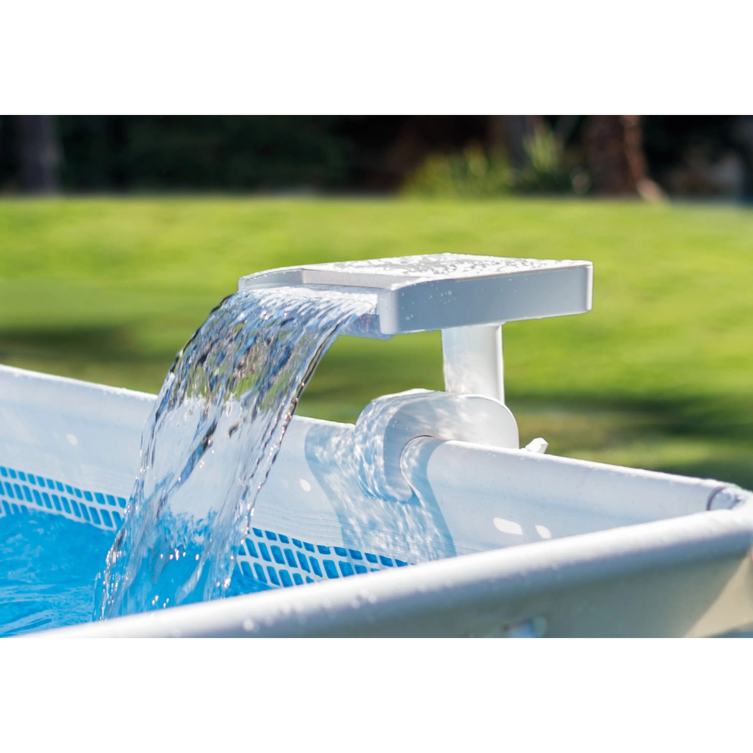 Intex LED Wasserfall Cascadee am Poolrand mit laufendem Wasser. Flexible Poolbeleuchtung.