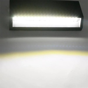 Schwarze, rechteckige LED Außen-Wandleuchte aus Kunststoff, leuchtet neutralweiß nach unten. IP65.
