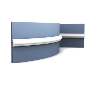 Flexible, weiße ORAC DECOR Wandleiste PX103F (200cm) an einer blauen Wand.