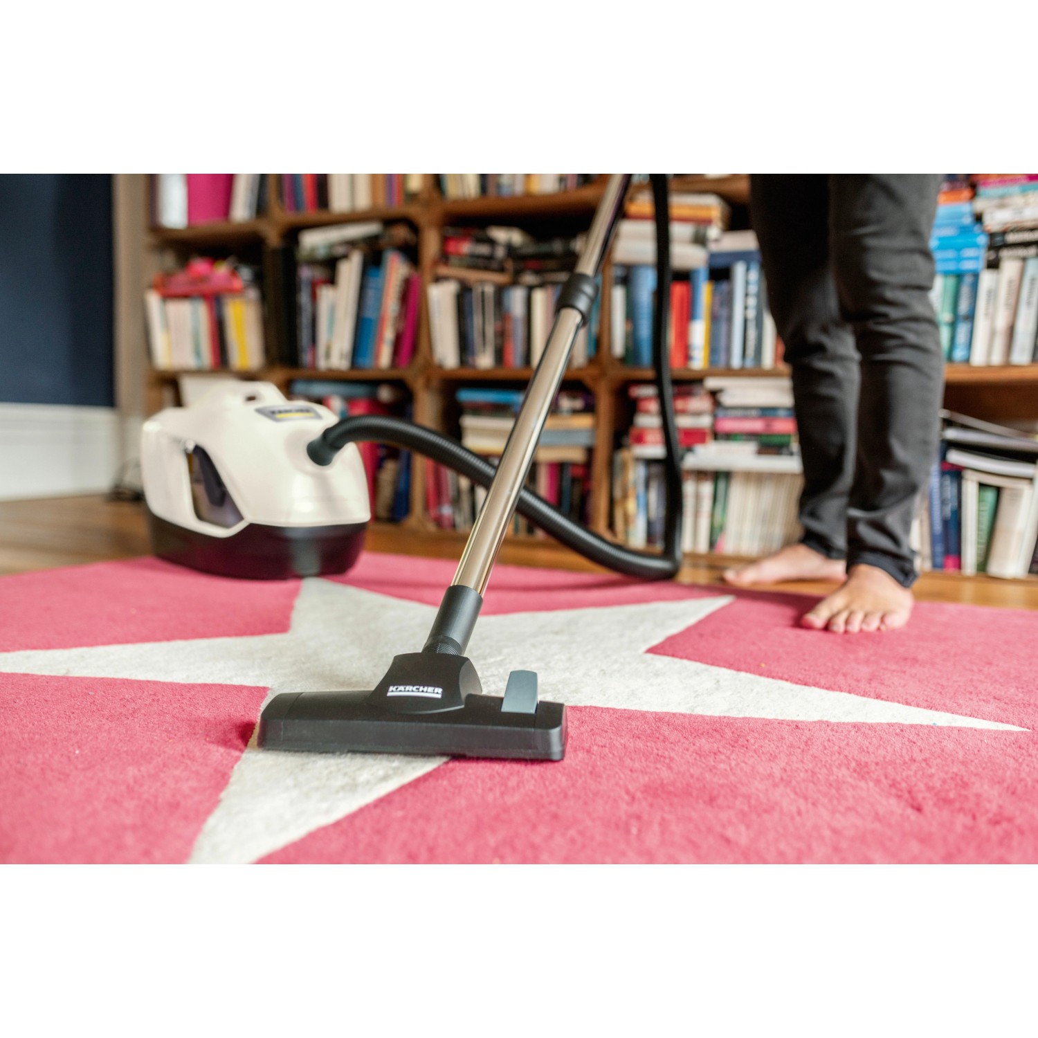 Kärcher DS 6 Wasserfilter Staubsauger in Nutzung auf rosa Teppich mit Sternmuster.