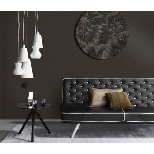 Wohnraum mit schwarzer Erismann Vliestapete Spotlight InStyle, Couch und Deko.