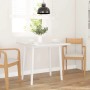 Weißer quadratischer Esstisch aus Massivholz mit zwei Stühlen in einem hellen Esszimmer. Modernes Design für Küche.