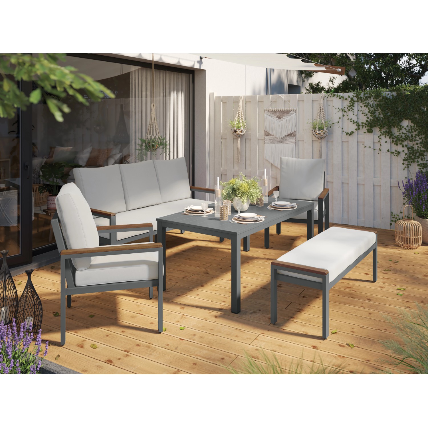 5-teilige Loungegruppe Moonbeam mit Tisch, Bank, Sesseln und anthrazitfarbenem Gestell mit beigen Polstern.