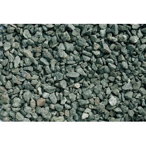 Nahaufnahme von Grünschiefersplitt Glitzer-Grün (8-16mm) als Zierkies.