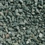 Nahaufnahme von Grünschiefersplitt Glitzer-Grün (8-16mm) als Zierkies.