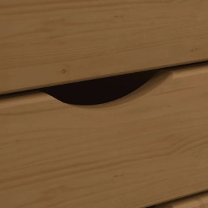 Detailaufnahme: Honigbrauner Rollschrank MOSS aus Kiefernholz mit Schubladen und Griffmulden.