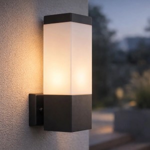 Moderne, dunkelgraue QAZQA Außenwandleuchte Malios mit Opalglas für den Garten.