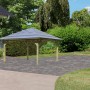 Karibu Pavilloncarport Vigo 1 aus Holz mit grauer Dachkonstruktion im Garten.