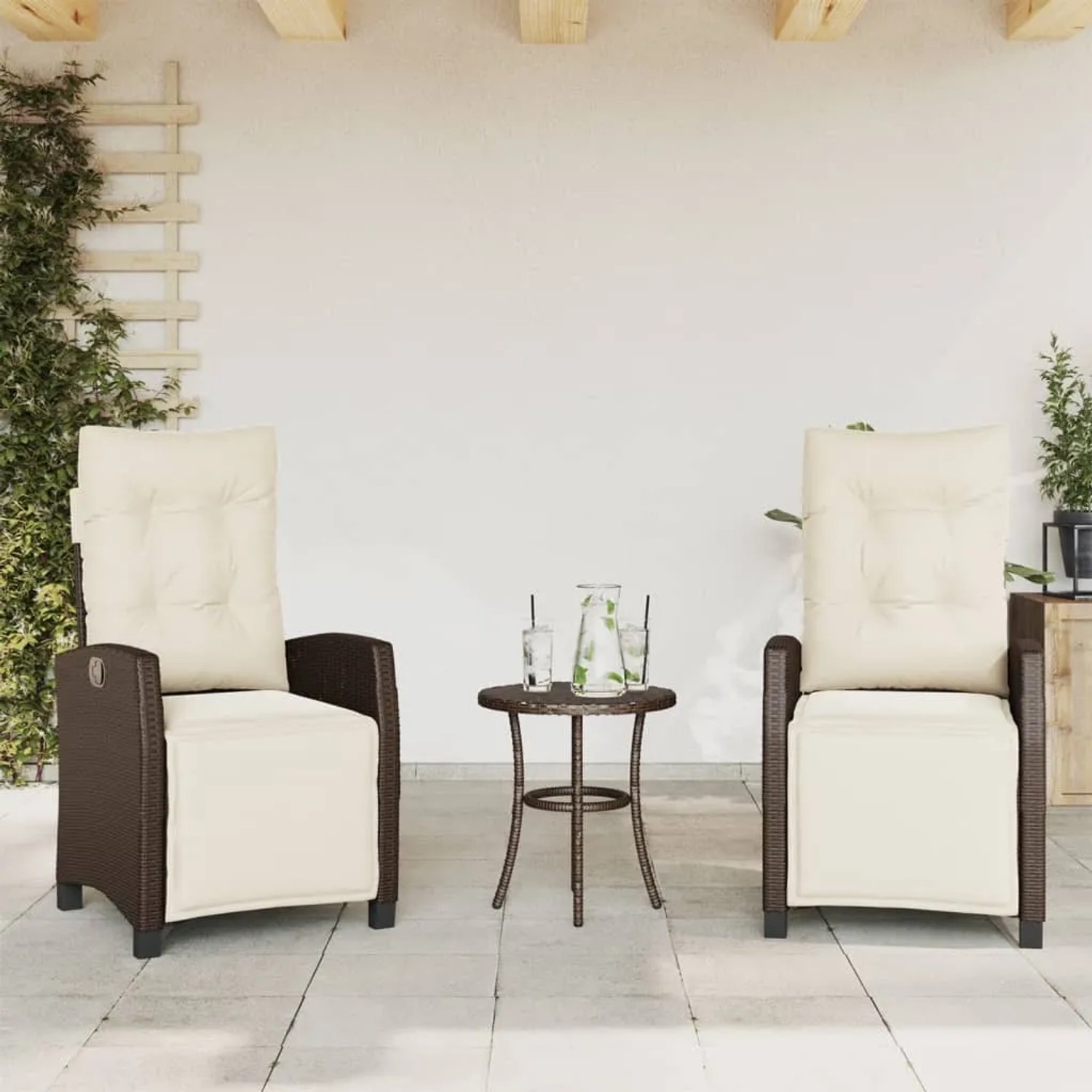 3-tlg. Bistro-Set: Rattan Gartenmöbel mit Kissen in Braun und Creme. Gartentisch und Relaxsessel.