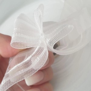 Detailaufnahme: Weißes Bestgoodies Faltenband (50mm) für Fenstervorhänge, 10m Rolle.