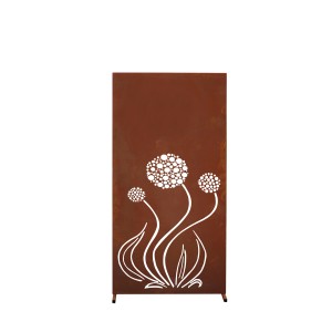 Rostfarbene Ferrum Art Sichtschutzwand mit Blumenmuster für den Garten.