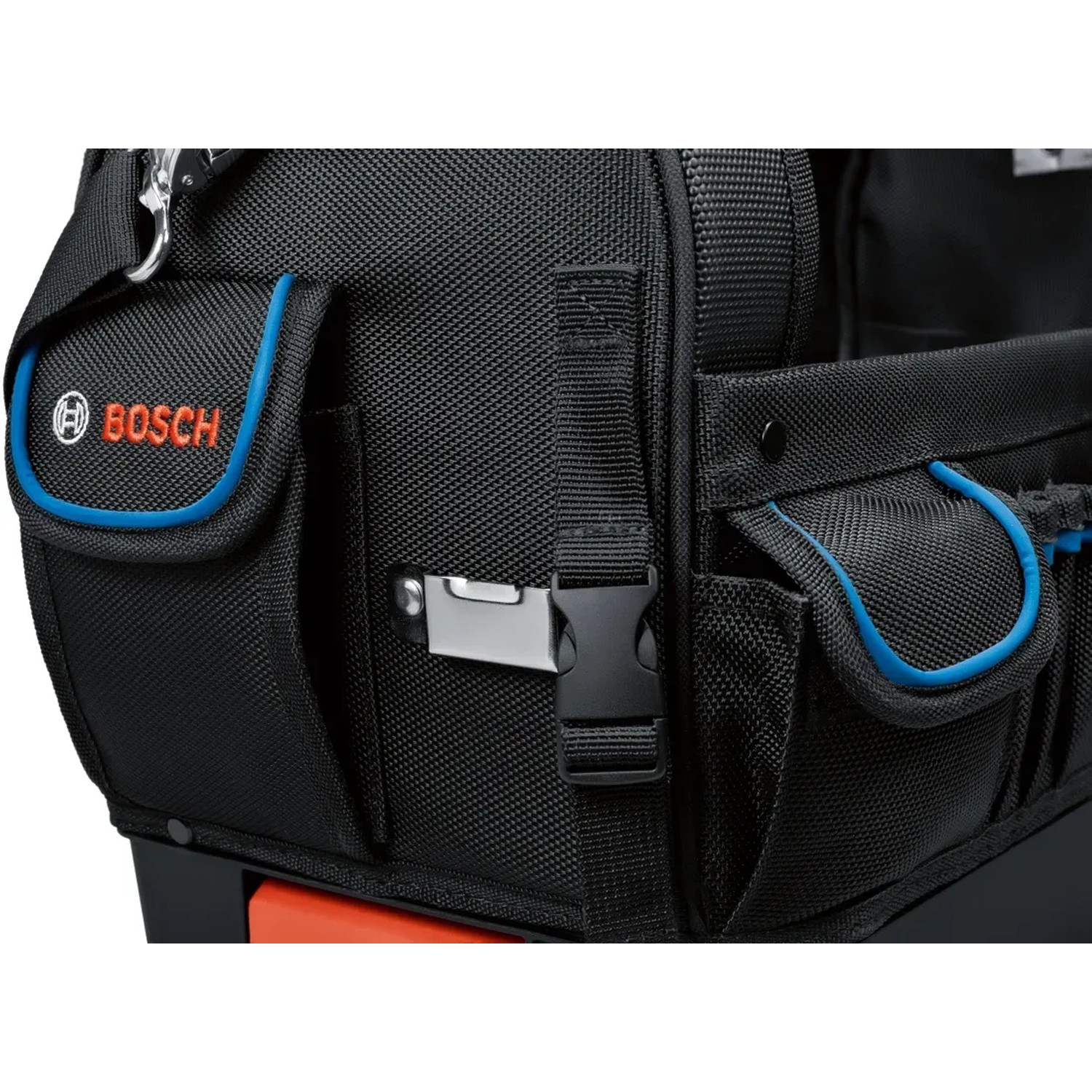 Detailaufnahme: Schwarze Bosch Professional GWT 20 Werkzeugtasche mit blauen Akzenten und vielen Fächern.